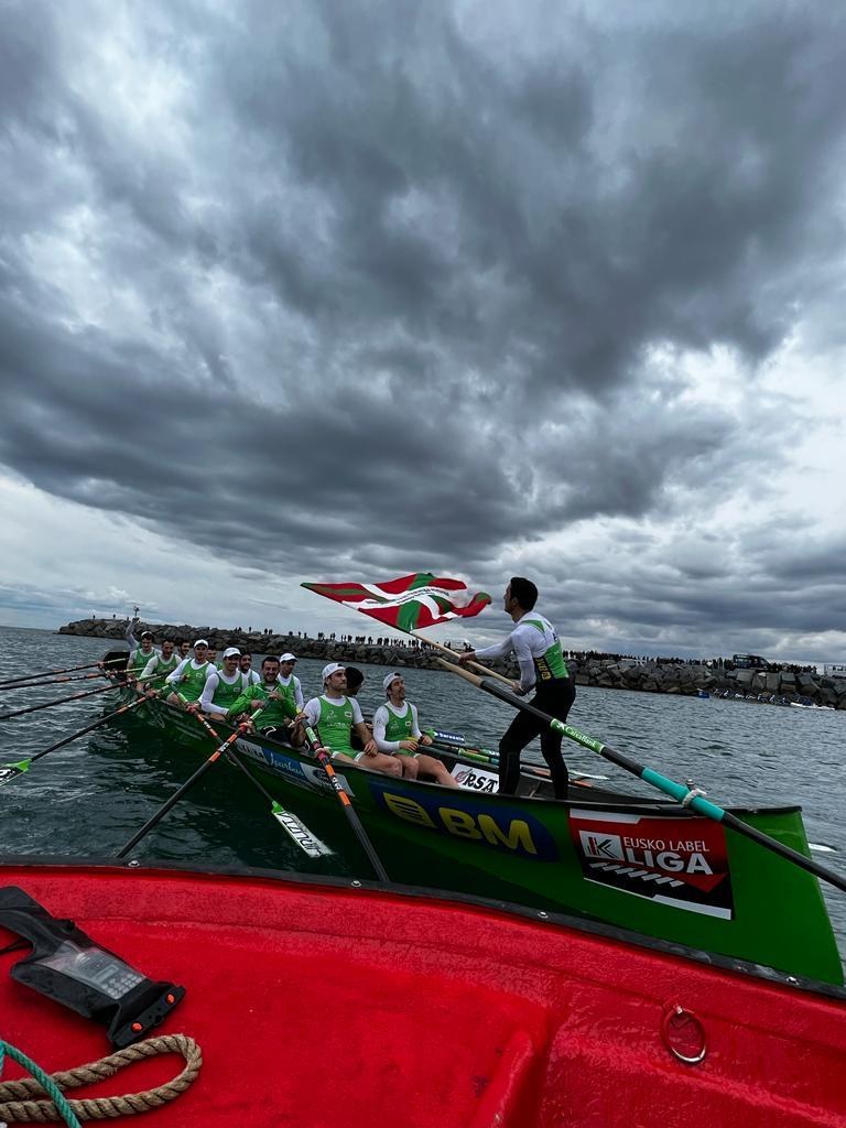 HONDARRIBIA ARRAUN ELKARTEKO MUTILEK ETXEKO BANDERA BEREGANATU ZUTEN