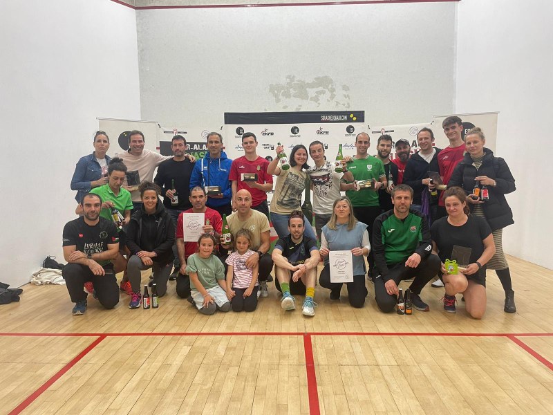 MAITE ESTOURNES, JOEL ERANSUS ETA ITZEL REGUERO BIDASOA SQUASH SARIKO TXAPELDUN