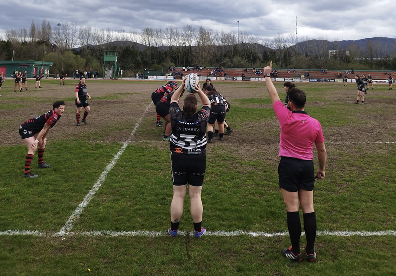 Txingudi Rugby Klubeko seniorrek porrot bana jaso zuten Plaiaundin